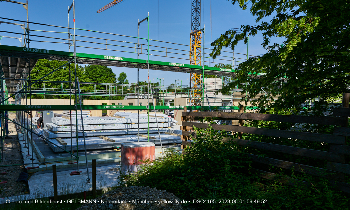 01.06.2023 - Neue Holzwände für das Haus für Kinder in Neuperlach in München